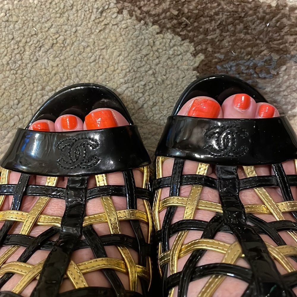 CHANEL interlock CC patent leather cage pumps - Picture 3 of 8